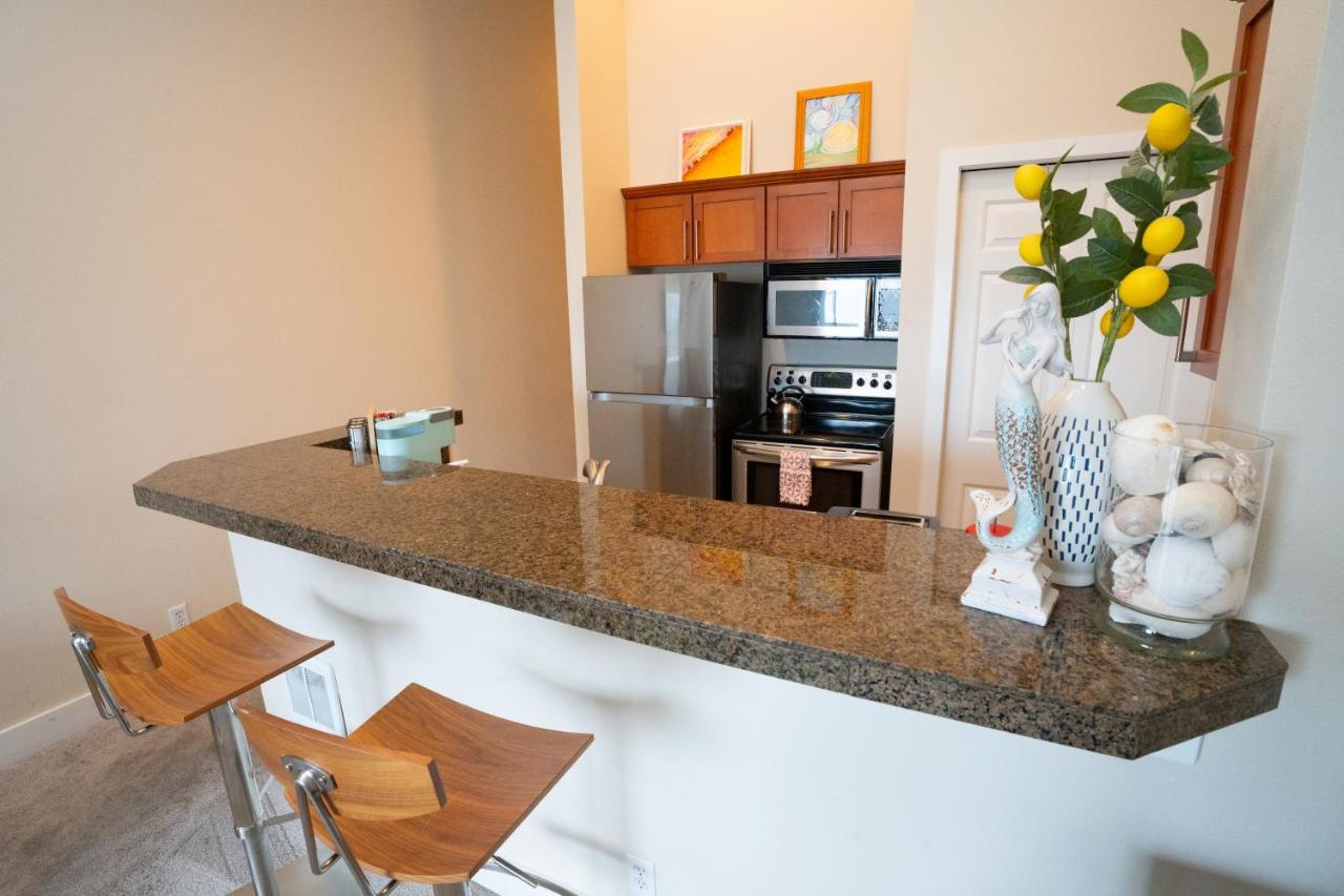 Top Floor Water View Oasis Near Space Needle & Cruise 시애틀 외부 사진