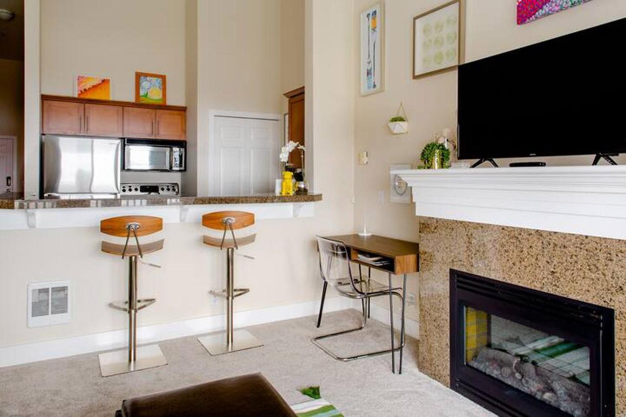 Top Floor Water View Oasis Near Space Needle & Cruise 시애틀 외부 사진