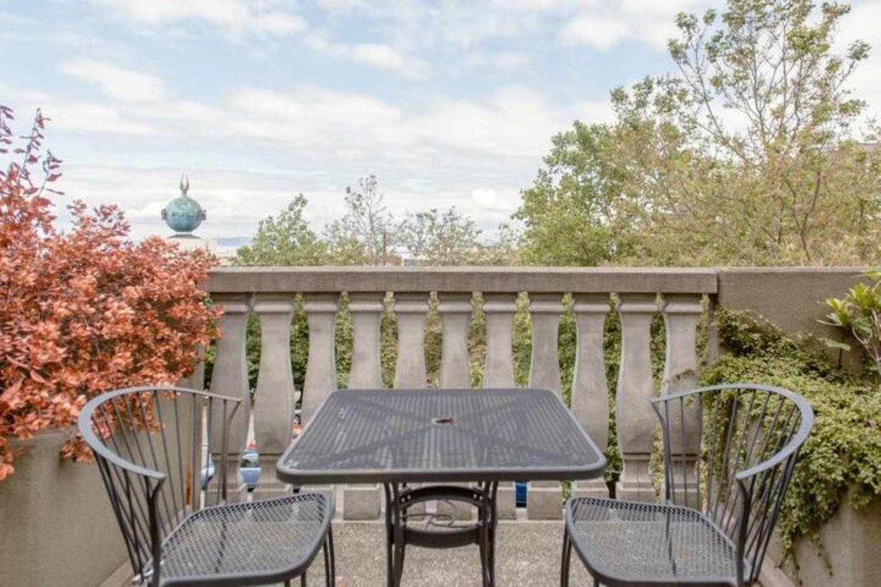 Top Floor Water View Oasis Near Space Needle & Cruise 시애틀 외부 사진